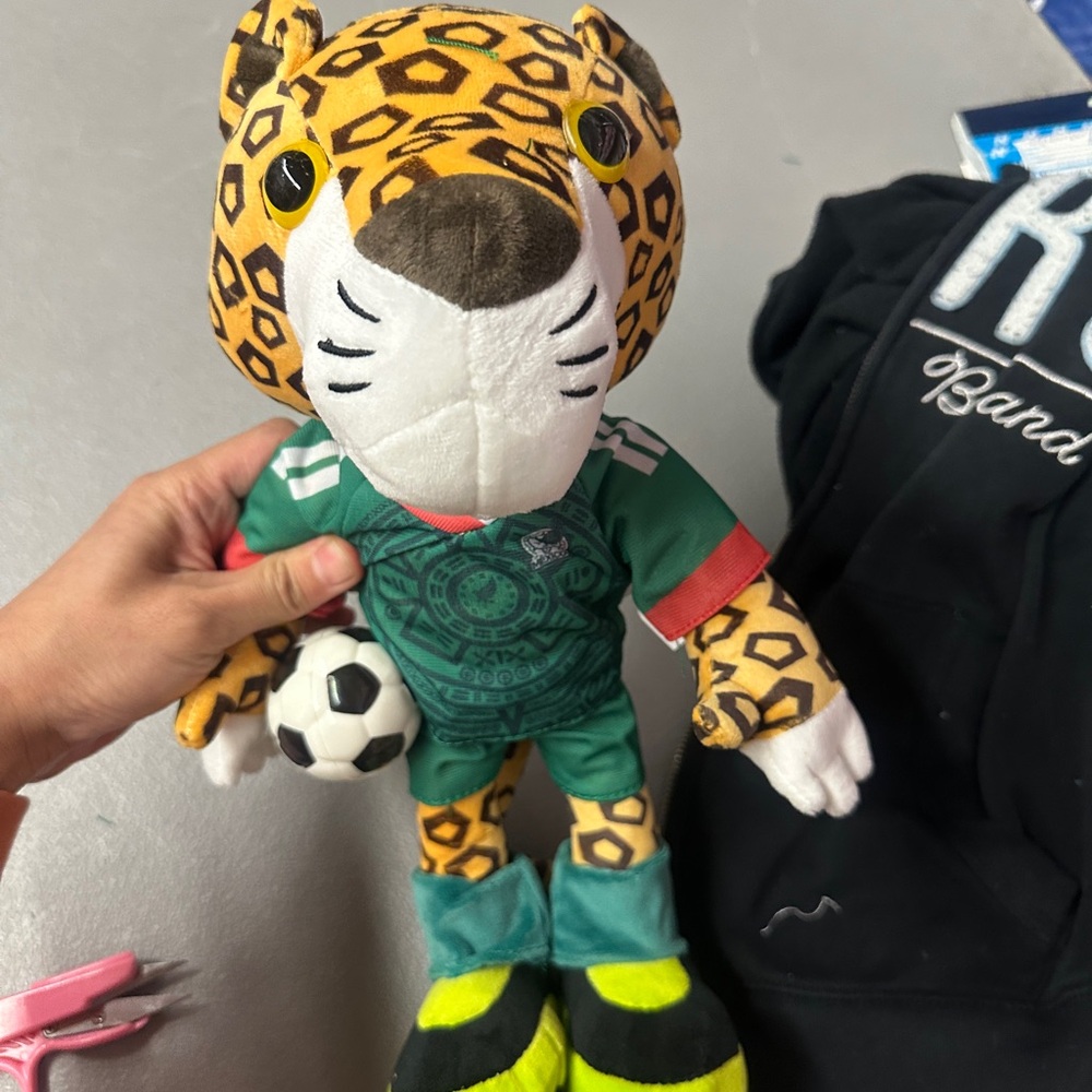 world cup pet Zuya 
Leopard Plush Toy with Green Soccer Outfit